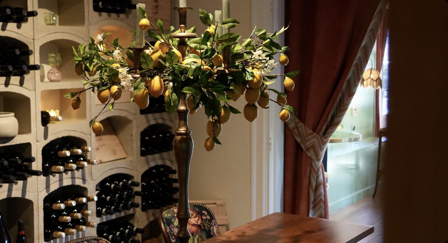 De private dining ruimte van Nonna's Cucina met wijnrek en citroentakken